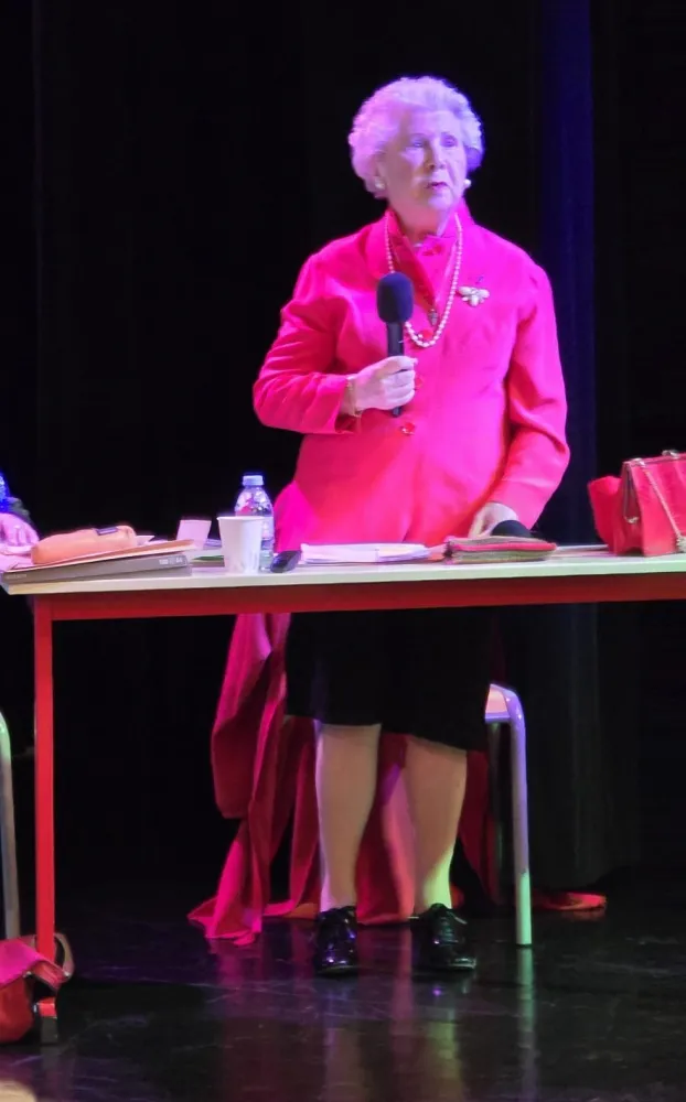 Anne Zylinska lors de sa conférence, novembre 2024